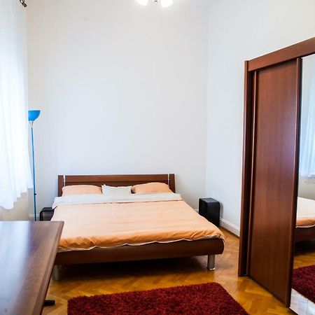 Inner City Apartment Дебрецен Екстер'єр фото