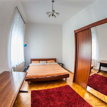 Inner City Apartment Дебрецен Екстер'єр фото