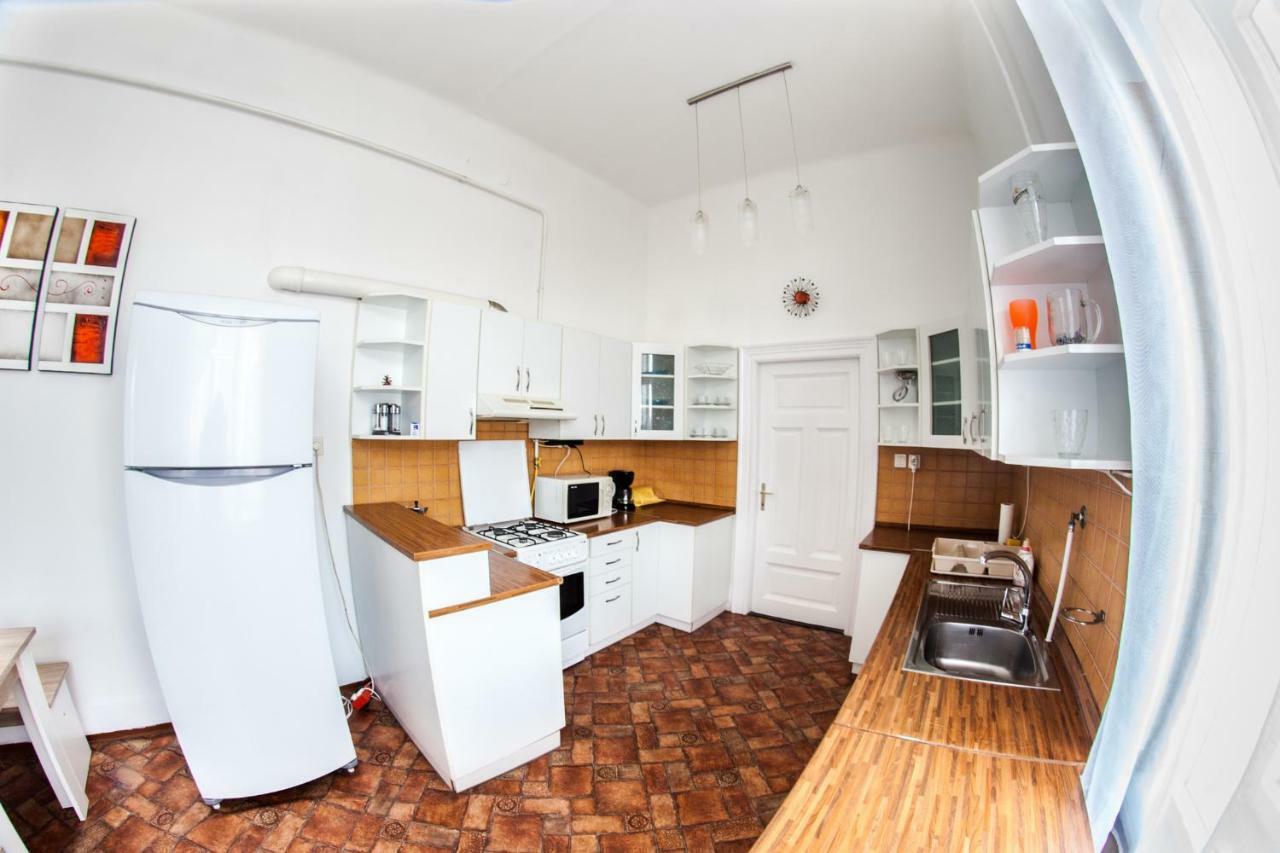 Inner City Apartment Дебрецен Екстер'єр фото