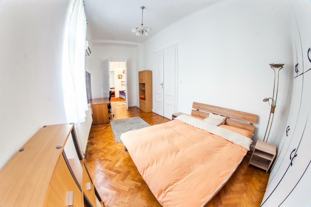 Inner City Apartment Дебрецен Екстер'єр фото