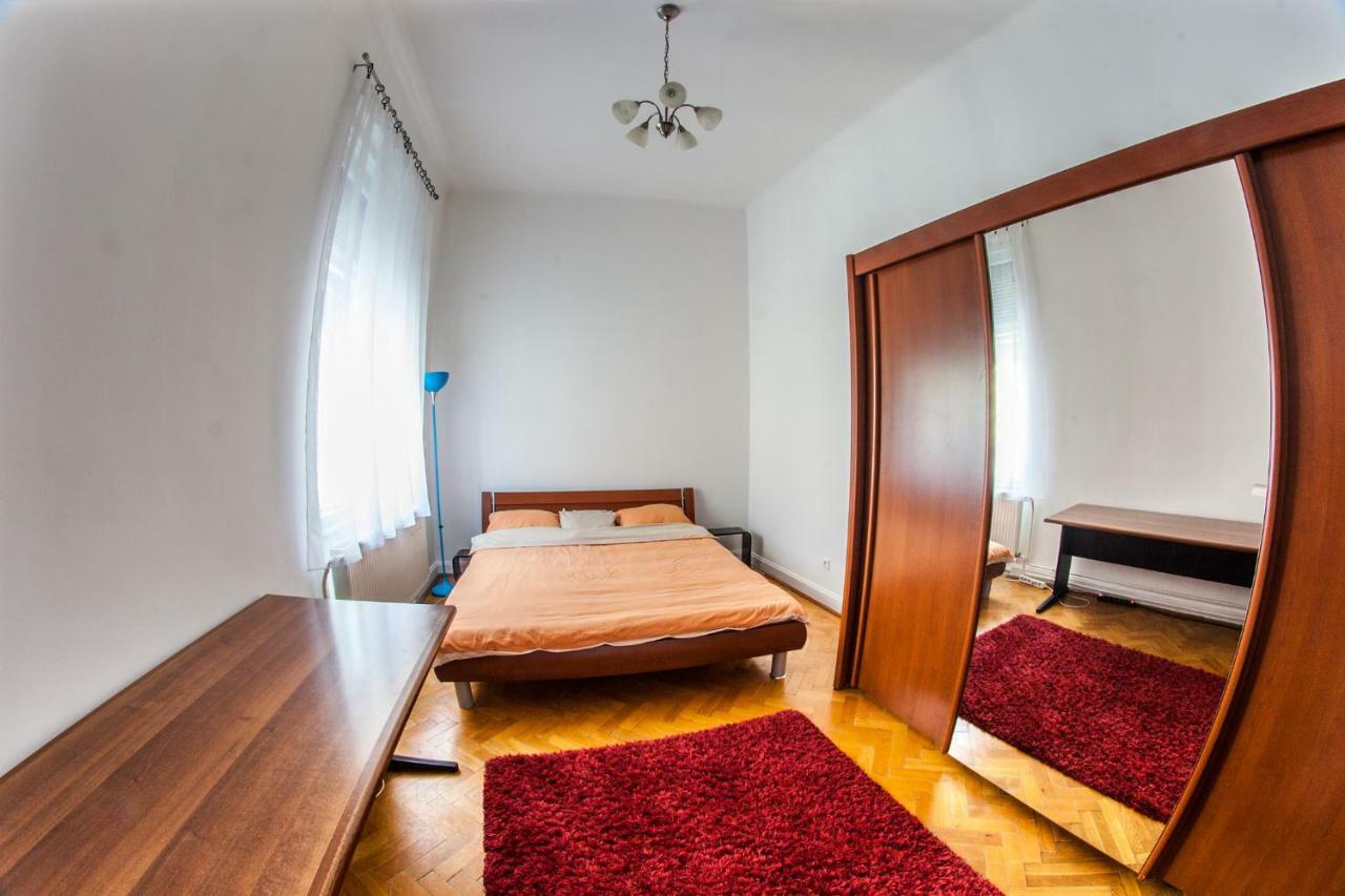 Inner City Apartment Дебрецен Екстер'єр фото