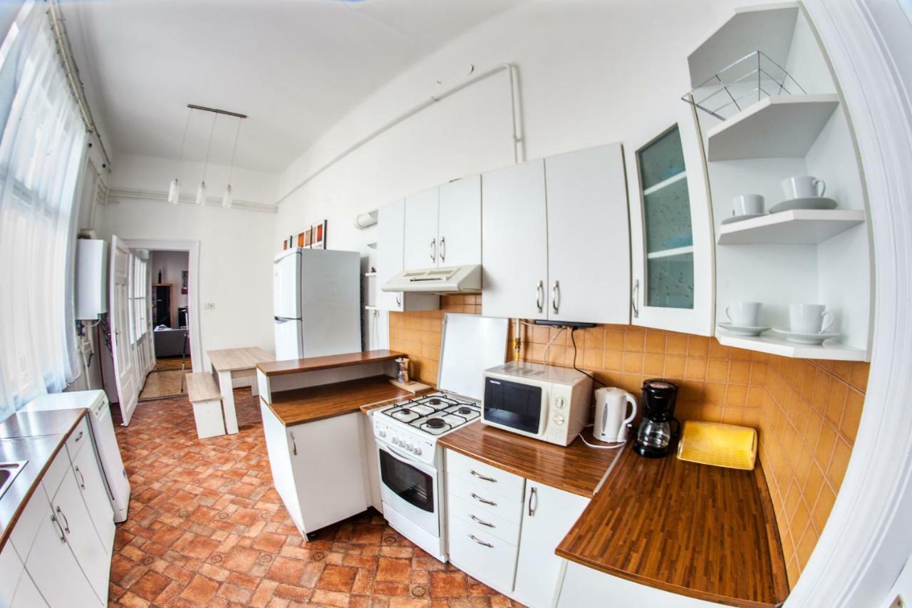 Inner City Apartment Дебрецен Екстер'єр фото